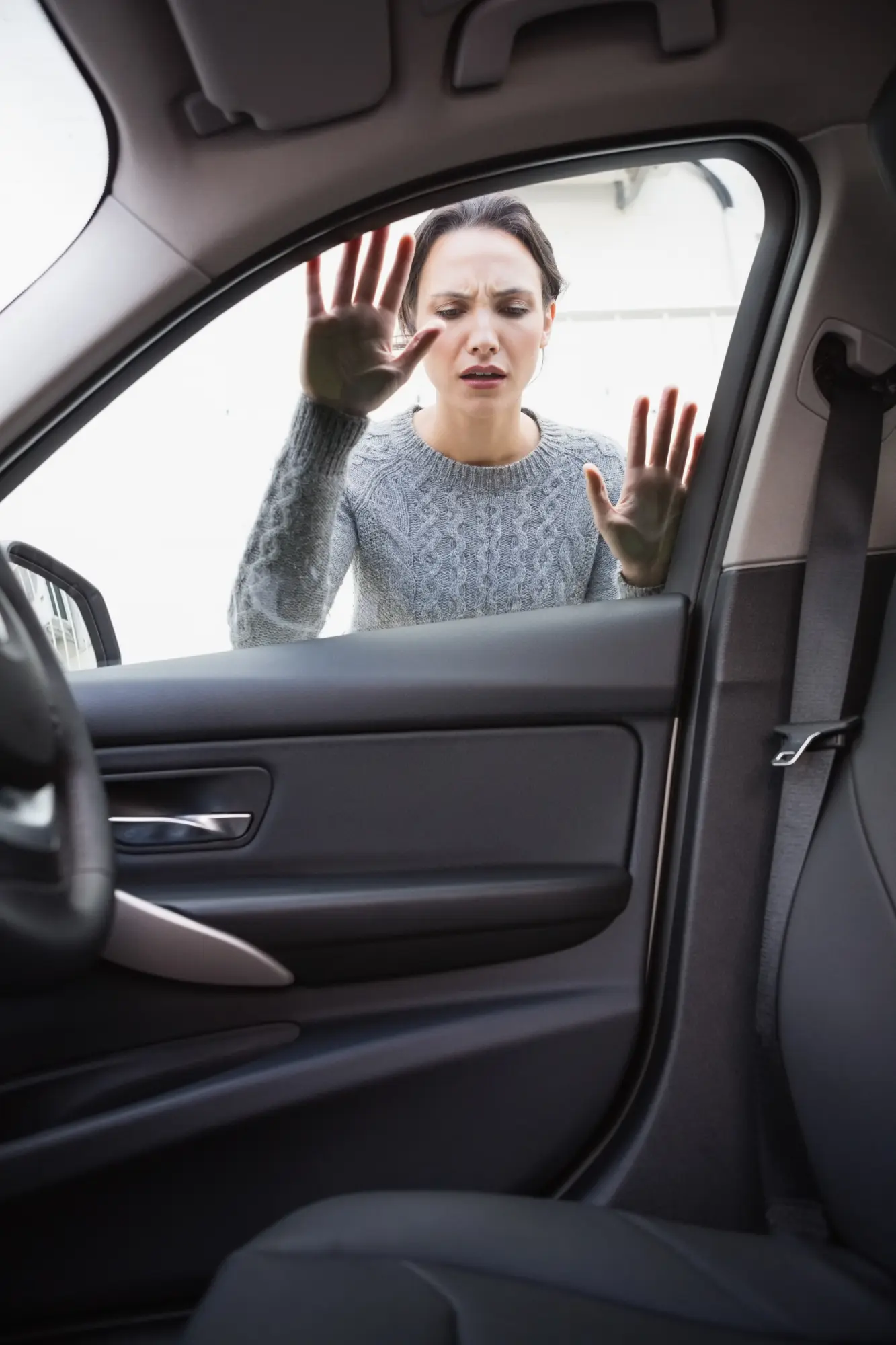 Mujer No Puede Entra A Su Coche Mujer No Puede Entra A Su Coche